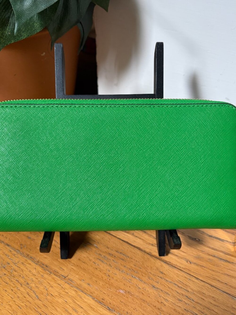 Michael Kors Jet Set Continental Wallet in a textured green Saffiano leather - Picture 2 of 10